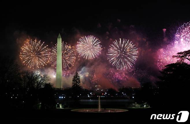 20일(현지시간) 워싱턴DC 내셔널 몰에서 조 바이든 미국 대통령 당선인의 취임을 기념한 불꽃놀이가 펼쳐지고 있다. © 로이터=뉴스1