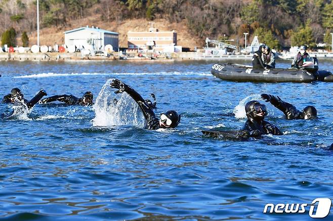 해군 해난구조전대 심해잠수사들이 20일부터 22일까지 경남 창원 진해군항에서 실시하는 동계 혹한기 내한훈련 중 핀 마스크 수영 훈련을 실시하고 있다.(해군 제공) © 뉴스1
