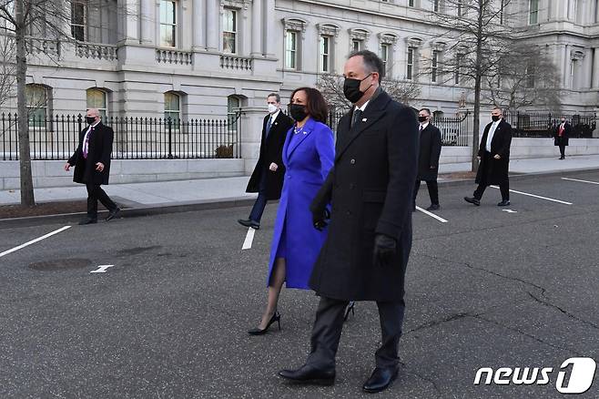 해리스 부통령과 '세컨 젠틀맨' 더글러스의 모습. © AFP=뉴스1