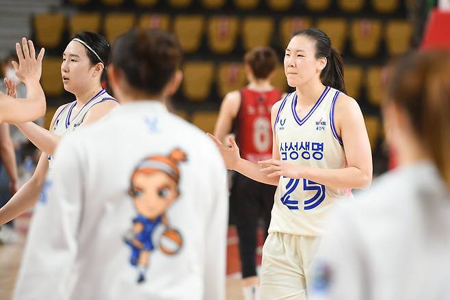 용인 삼성생명의 배혜윤이 22일 부산의 BNK센터에서 열린 부산 BNK와의 'KB국민은행 Liiv M 2020-21' 여자프로농구 경기에서 승리 후 기뻐하고 있다. (WKBL 제공) © 뉴스1