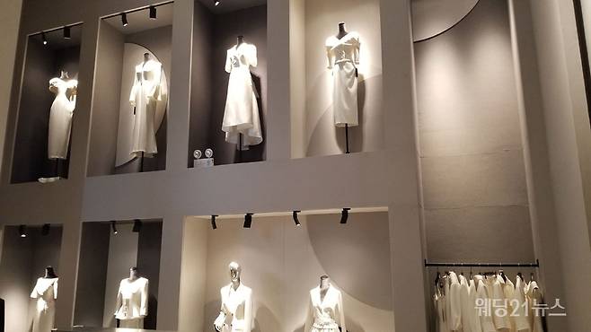 사진 : 중국에 진출해 많은 신부들을 만나고 있는 라메르코코 중국 광저우점.