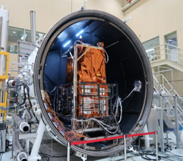 항공우주연구원에서 위성시스템 열진공 시험을 하고 있다.