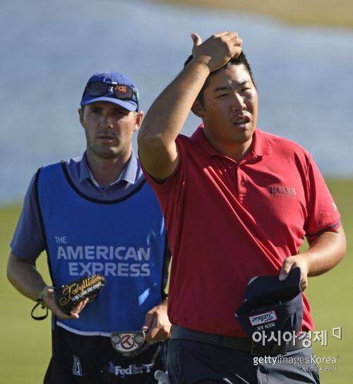 임성재가 아메리칸익스프레스 첫날 18번홀을 홀아웃하고 있다. 라킨타(美 캘리포니아주)=Getty images/멀티비츠