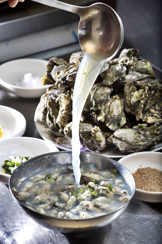 전남 고흥의 향토 음식 '피굴'. 굴 껍데기까지 사용해야 제대로 맛이 나는 독특한 음식이다./김종연 영상미디어 기자