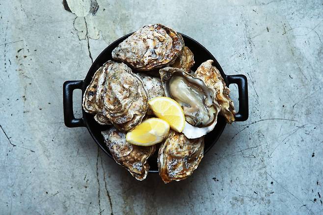 겨울 제철 별미 굴. 껍데기가 붙은 상태로 나와서 먹을 경우에는 흔히 '석화'라고 부른다./이태경 기자