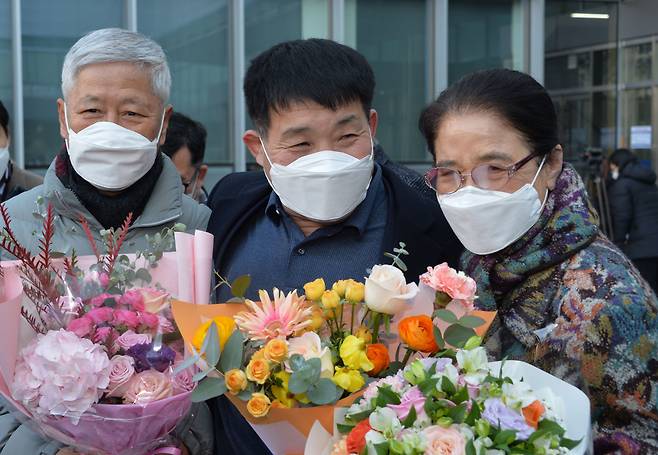 지난달 17일 수원지방법원에서 열린 이춘재 연쇄살인 8차 사건 재심 선고공판에서 무죄를 선고받은 윤성여씨가 법원 청사를 나와 지인들의 축하를 받고있다. /사진공동취재단