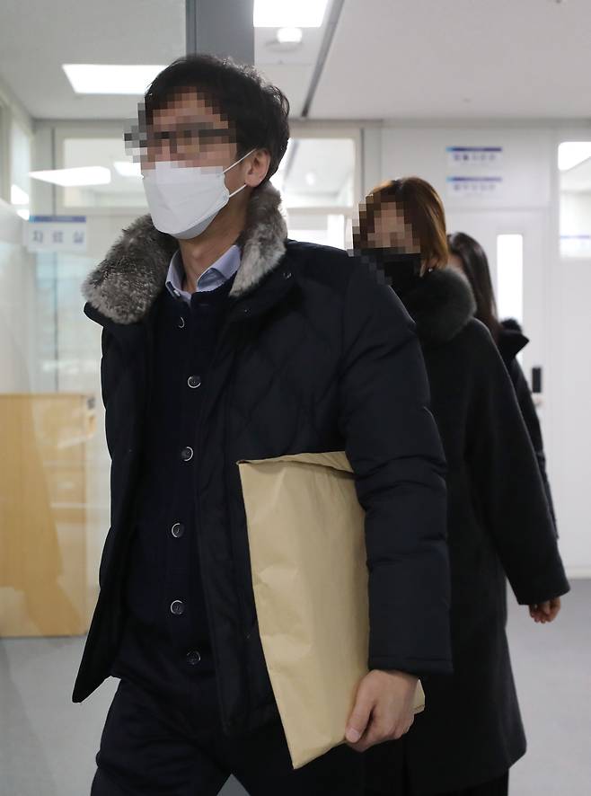 김학의 전 법무부 차관 '불법 출국금지' 사건을 수사 중인 검찰 관계자들이 21일 오후 세종시 정부세종청사 공정거래위원회에 법무보좌관으로 파견 나와 있는 이규원 대검 과거사진상조사단 파견 검사의 사무실 압수수색을 마친 뒤 나오고 있다. /연합뉴스