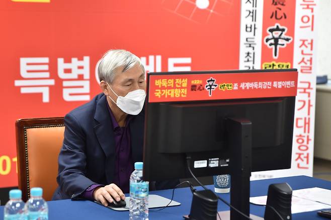 일본 고바야시 고이치와 대결하고 있는 조훈현. 조 9단은 지난 주 1라운드서 요다 9단을 꺾는 등 이번 대회서 3연승으로 유일하게 전승을 달리고 있다.