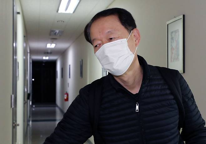 월성 원자력발전소 1호기 폐쇄를 위한 경제성 평가 조작 의혹을 받고 있는 백운규 전 산업통상자원부 장관이 지난해 11월 서울 성동구 한양대학교 교수연구실로 들어서고 있다./뉴시스