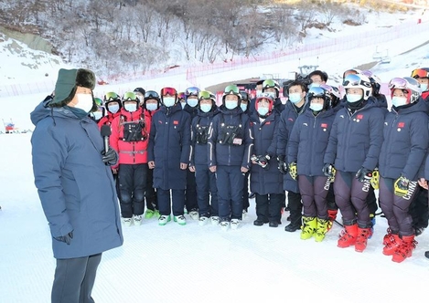 시진핑 중국 국가주석이 18일 베이징시 옌칭구의 국가알파인스키센터를 시찰하고 있다. /신화 연합뉴스