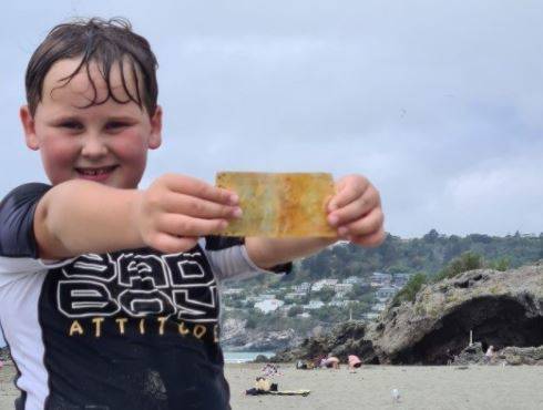 바다에서 5뉴질랜드달러(약 4천 원)짜리 지폐를 주운 제인 힌튼. ‘트레이드 미’ 홈페이지 갈무리