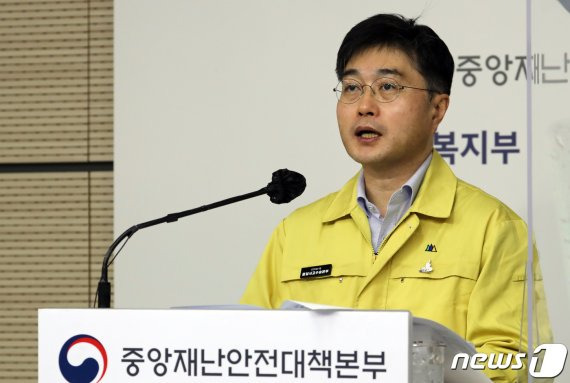 윤태호 코로나19 중앙사고수습본부 방역총괄반장이 8일 정부세종청사 보건복지부 브리핑실에서 코로나19 중앙재난안전대책본부 브리핑을 하고 있다. 2021.1.8/뉴스1 © News1 장수영 기자 /사진=뉴스1