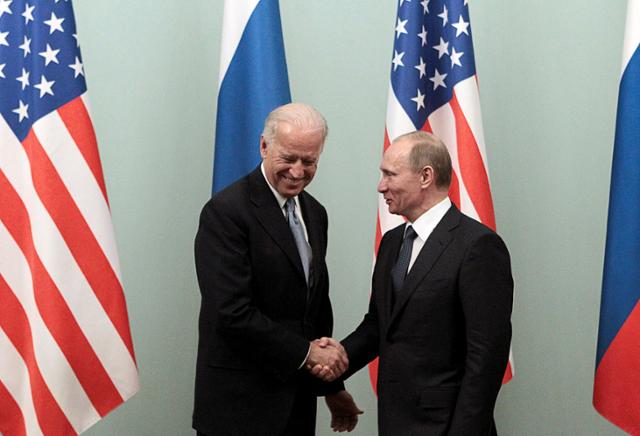 조 바이든(왼쪽) 미국 대통령이 버락 오바마 행정부의 부통령으로 재임하던 2011년 3월 블라디미르 푸틴 러시아 대통령과 악수하고 있다. 모스크바=로이터 연합뉴스