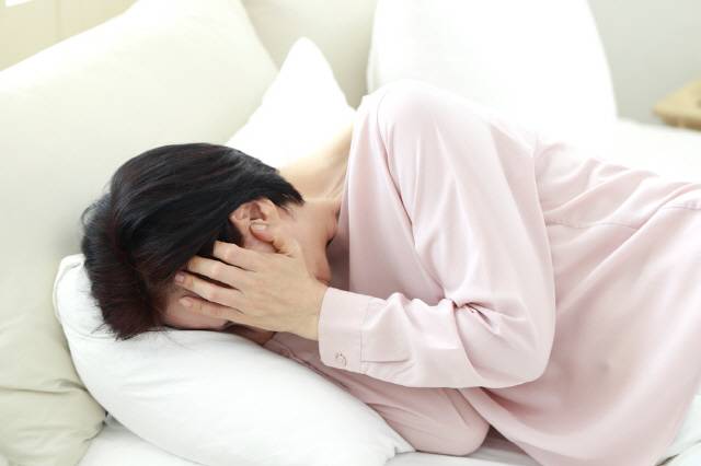 두통의 강도가 심하고 지속적으로 발생할 때는 병원을 방문하는 게 좋다./사진=클립아트코리아