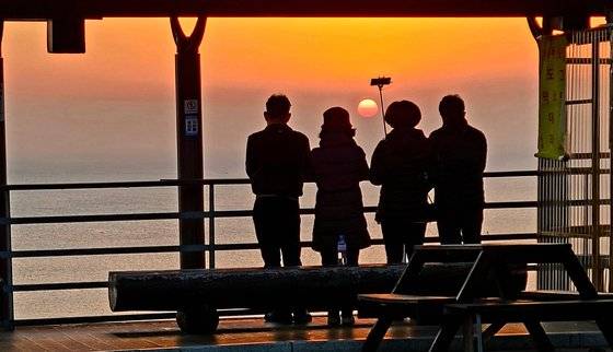 해맞이공원에서 일출을 감상하는 관광객들.