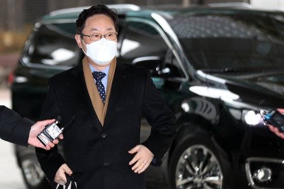 박범계 법무부 장관 후보자가 21일 오전 서울 서초구 서울고등검찰청사에 마련된 인사청문회 준비단 사무실로 출근하고 있다. 뉴스1