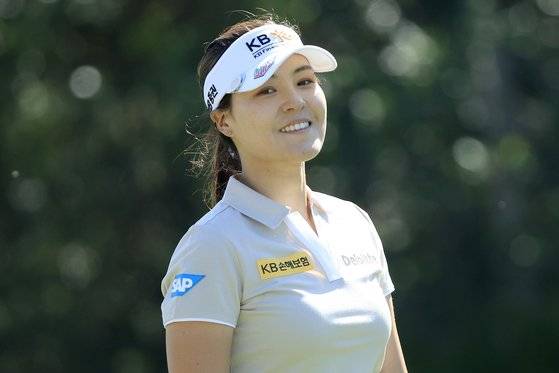 LPGA 투어 2021시즌 개막전 첫날 7번 홀 도중 환하게 웃는 전인지. [AFP=연합뉴스]