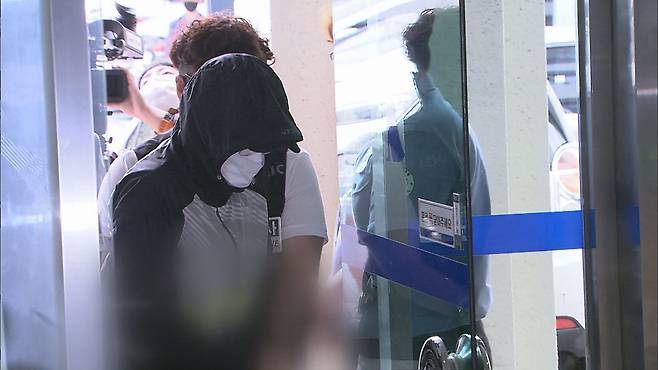 법정으로 들어서는 운동처방사 안모 씨