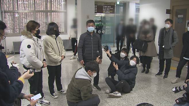 선고 직후 취재진에게 입장을 밝히는 고 최숙현 선수 가족과 동료 선수들