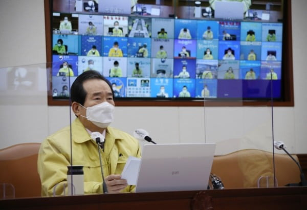 정세균 국무총리가 22일 오전 정부서울청사에서 열린 신종 코로나바이러스 감염증(코로나19) 대응 중앙재난안전대책본부(중대본) 회의를 주재하고 있다.  /사진=연합뉴스