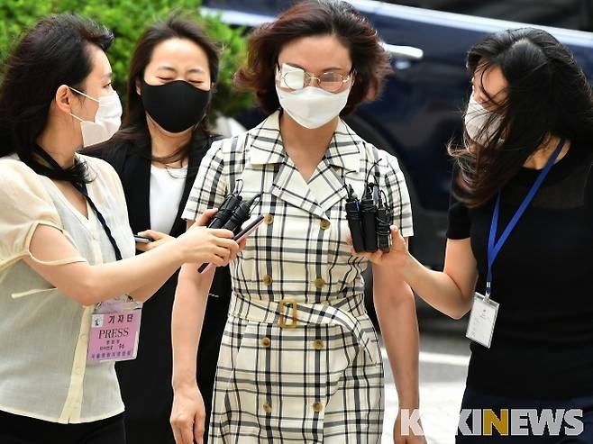 조국 전 법무부 장관의 배우자 정경심 동양대학교 교수가 서울 서초구 서울중앙지방법원에서 열린 사모펀드 및 자녀 입시비리 등 혐의 관련 공판에 출석하고 있다. 사진=박태현 기자