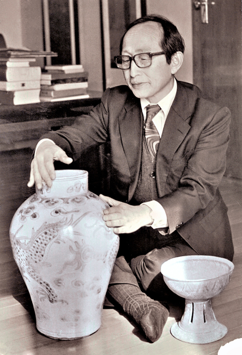 김형석 교수는 1960년대부터 백자와 민화를 감상하는 데 취미를 붙였다. 사진은 김 교수가 70년대에 자택에서 옛 도자기를 감상하는 모습. 양구인문학박물관 제공