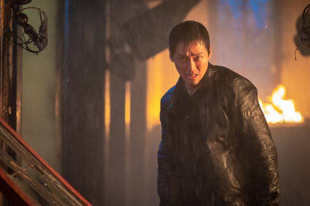 tvN '낮과 밤' 4화 화재 장면. 배우의 안전을 위해 폭파 장면과 배우를 분리해 촬영한 후 후보정했다. '낮과 밤' 속 건물 붕괴 장면과 화재 전소 장면은 CG팀의 결과물이다. tvN 제공