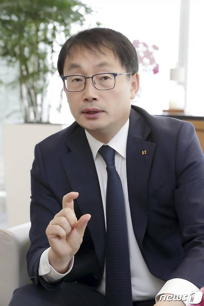 (서울=뉴스1) = KT는 구현모 KT 대표(사장)가 세계이동통신협회(GSMA)의 이사회 멤버에 선임됐다고 17일 밝혔다.  GSMA의 이사회는 전세계 통신사의 최고경영자(CEO)급 임원 등으로 구성된 이동통신업계 최고 의사결정기구다.   이사회 임기인 2년에 따라 2021년부터 오는 2022년까지 활동하게 된다. (KT 제공) 2020.11.17/뉴스1