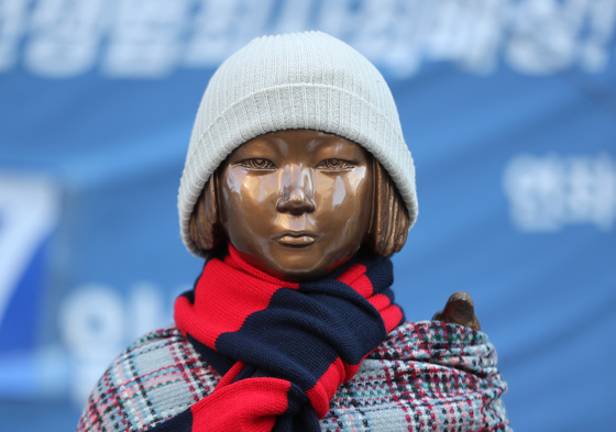 지난 8일 서울 종로구 옛 일본대사관 앞에 설치된 소녀상에 목도리가 둘러져 있다. /사진=뉴스1