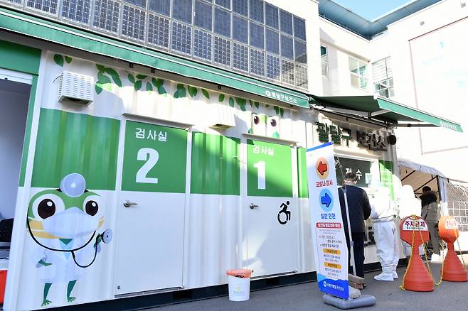 수원시가 오는 25일부터 4개 구 보건소 선별진료소 운영 시간을 변경한다고 22일 밝혔다. 사진은 수원시 선별진료소. / 사진제공=수원시