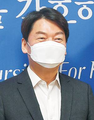 안철수 국민의당 대표가 22일 오전 서울 중구 쌍림동 대한간호협회를 방문해 기념 촬영을 하고 있다.   국회사진기자단