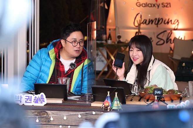 KT가 지난 21일 저녁 진행한 갤럭시S21 사전개통 행사에서 방송인 박권(왼쪽)과 먹방 BJ 쯔양이 갤럭시S21을 소개하고 있다. [KT 제공]