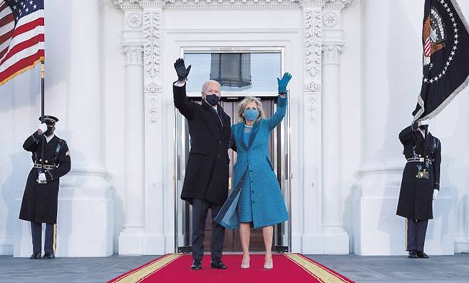 조 바이든 미국 대통령이 20일(현지시간) 취임식을 마치고 아내 질 바이든 여사와 함께 백악관에 도착해 손을 흔들고 있다. [로이터]