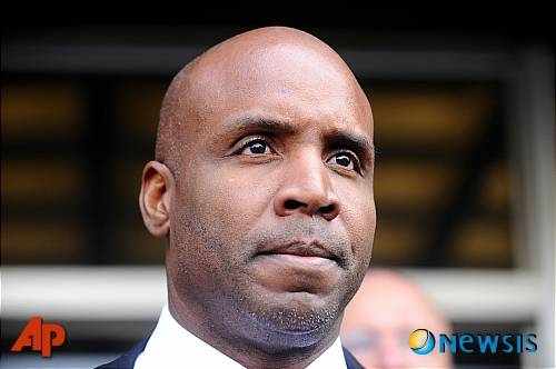 【샌프란시스코=AP/뉴시스】'약물 홈런왕' 배리 본즈가 14일(한국시간) 미국 캘리포니아주 샌프란시스코 연방법원에서 열린 공판에서 배심원들에게 사법방해행위에 대해 유죄 평결을 받은 뒤 법원을 나서고 있다.