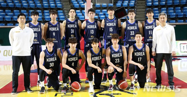 [서울=뉴시스]김선웅 기자 = 23일 오후 서울 송파구 잠실학생체육관에서 열린 2021 FIBA 남자농구 아시아컵 예선 대한민국과 태국의 경기 시작에 앞서 대표팀이 기념촬영을 하고 있다. 2020.02.23. mangusta@newsis.com