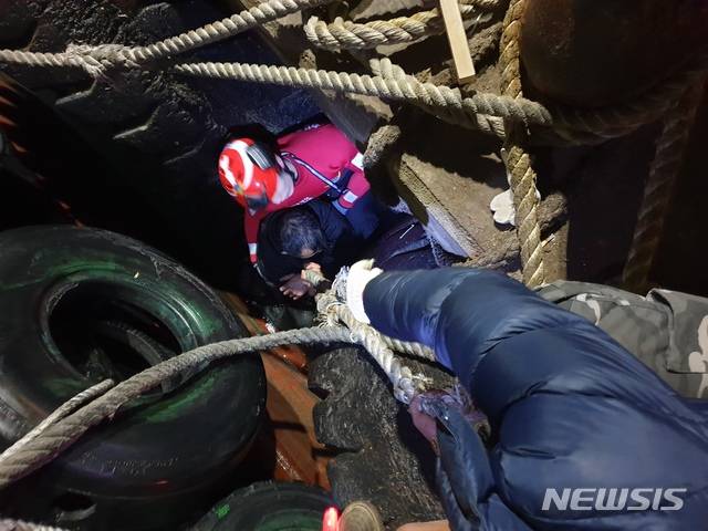 [속초=뉴시스]김동현 기자 =지난 21일 오후 9시 44분께 속초항(국제크루즈터미널 인근)에 빠진 A씨(60대)를 속초해경이 구조하고 있다. 2021.01.22. (사진=속초해양경찰서 제공) photo@newsis.com