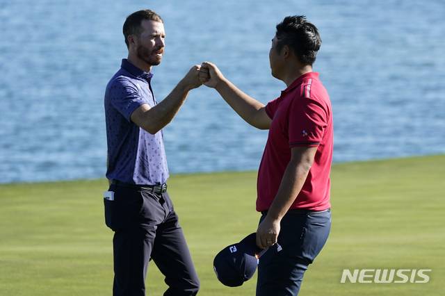 [라킨타=AP/뉴시스]안병훈(오른쪽)이 21일(현지시간) 미 캘리포니아주 라 킨타의 PGA웨스트 니클라우스 토너먼트 코스에서 열린 미프로골프(PGA) 투어 아메리칸 익스프레스 첫날 경기를 마치고 샘 라이더(미국)과 주먹 인사를 하고 있다. 안병훈은 7언더파 65타로 선두 브랜든 하기(미국)에 1타 뒤진 단독 2위로 첫날을 마쳤다. 2021.01.22.