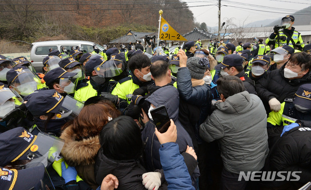 [성주=뉴시스] 이무열 기자 = 국방부가 경북 성주 사드(THAAD·고고도미사일방어체계) 기지 공사 장비 반입을 예고한 22일 오전 성주 소성리 마을회관 앞에 모여든 사드배치반대 대구경북대책 위원회 관계자 및 주민들과 이들을 해산하려는 경찰이 충돌하고 있다. 2021.01.22. lmy@newsis.com
