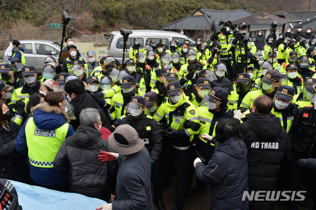 [성주=뉴시스] 이무열 기자 = 국방부가 경북 성주 사드(THAAD·고고도미사일방어체계) 기지 공사 장비 반입을 예고한 22일 오전 성주 소성리 마을회관 앞에 모여든 사드배치반대 대구경북대책 위원회 관계자 및 주민들과 이들을 해산하려는 경찰이 충돌하고 있다. 2021.01.22. lmy@newsis.com