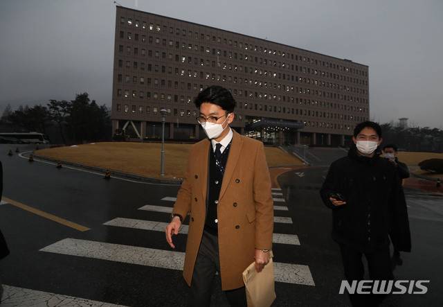 [과천=뉴시스]박미소 기자 = 수원지방검찰청 관계자들이 김학의 전 법무부 차관의 불법 출국금지 의혹 관련 압수수색 중 서류 봉투를 들고 21일 오후 경기 과천시 정부과천청사 법무부를 나서고 있다. 2021.01.21. misocamera@newsis.com