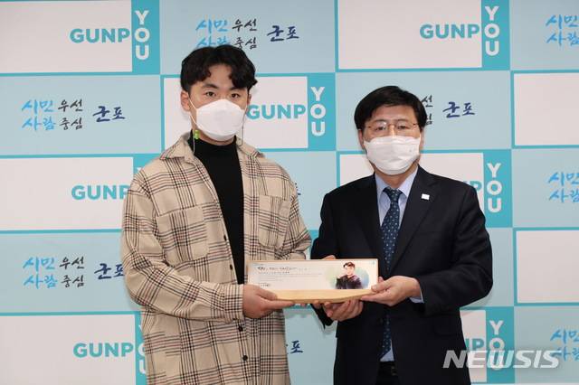 한대희 시장(사진 오른쪽) 감사패 전달 현장.