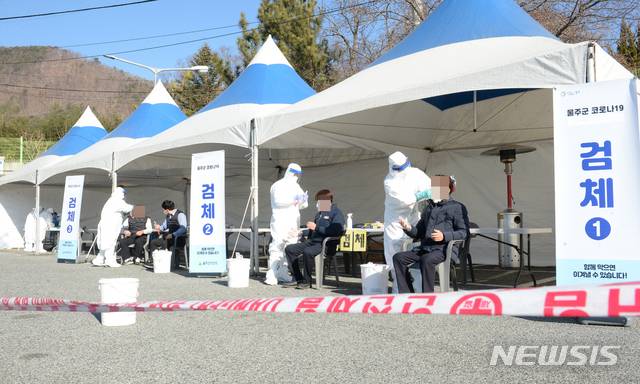 [울산=뉴시스] 배병수 기자 = 지난 21일 울산시 울주군 율리공영차고지에서 시내버스 승무원들을 대상으로 코로나19 진단검사가 진행되고 있다. 2021.01.21. bbs@newsis.com.