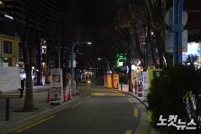 거리두기로 한산한 거리. 박종민 기자