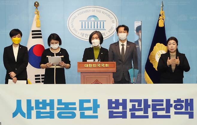 더불어민주당 이탄희(오른쪽 두번째 부터), 열린민주당 강민정, 기본소득당 용혜인, 정의당 류호정 의원이 22일 국회 소통관에서 '사법농단 법관탄핵'을 제안하고 있다. 연합뉴스