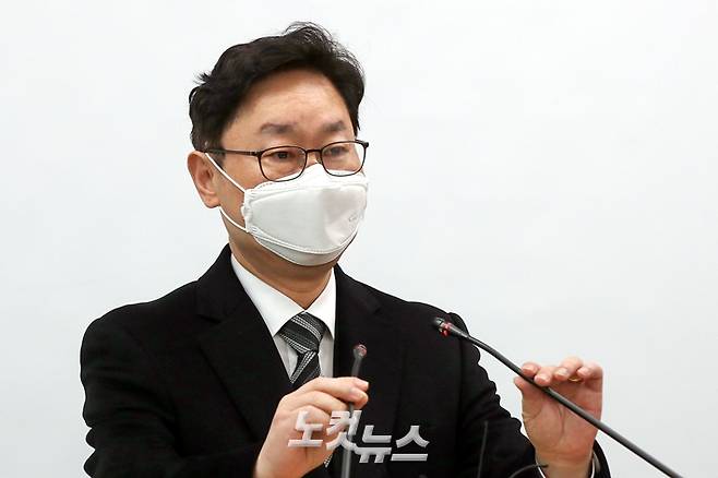 박범계 법무부 장관 후보자가 지난 4일 서울고등검찰청에 마련된 인사청문회 준비사무실로 출근하며 기자실을 방문해 질의응답을 하고 있다. 박종민 기자