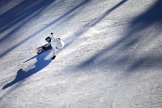 해발 1,340m 하이원탑에서 스릴을 만끽하며 활강하는 스노보드 동호인.