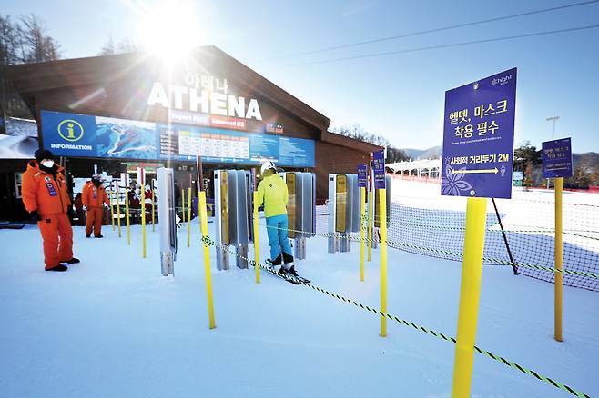 리프트 탑승 시 마스크를 반드시 착용해야 한다.