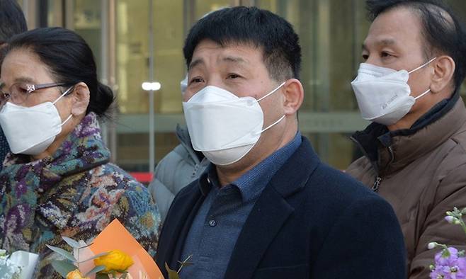 지난 2020년 12월 17일 경기도 수원시 영통구 수원지방법원에서 열린 이춘재 연쇄살인 8차 사건 재심 선고공판에서 재심 청구인 윤성여 씨가 무죄를 선고받고 법원 청사를 나와 지인들의 축하를 받고 있다. 연합뉴스