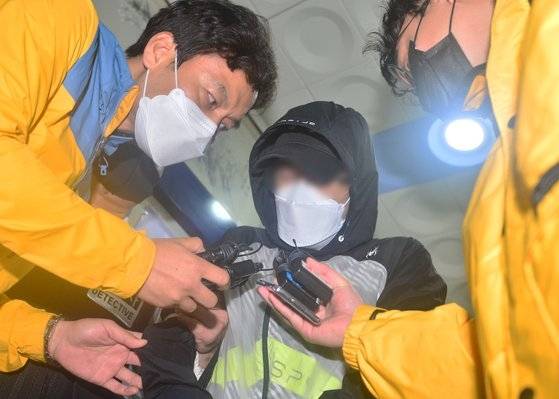 고 최숙현 선수 사건과 관련해 가혹행위를 한 혐의를 받는 경주시청 트라이애슬론(철인3종)팀 운동처방사 안모(45)씨가 지난해 7월 구속 전 피의자 심문(영장실질심사)에 출석하기 위해 경북 경주경찰서를 나서고 있다. 연합뉴스