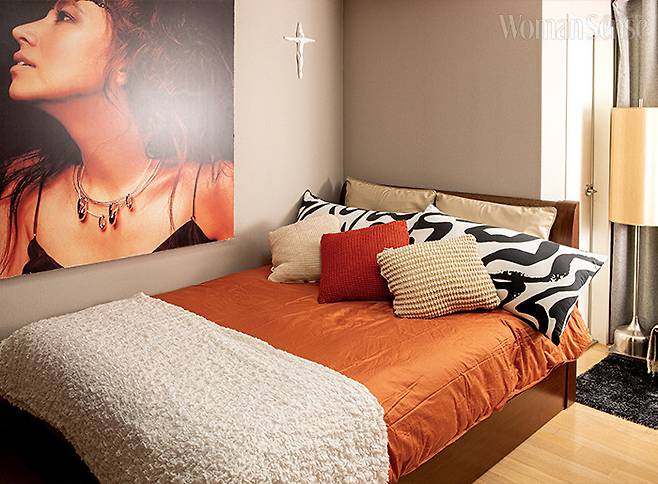 손님방 침구는 에디터샵 by 코지네스트의 미스틴 사틴(오렌지) 제품.